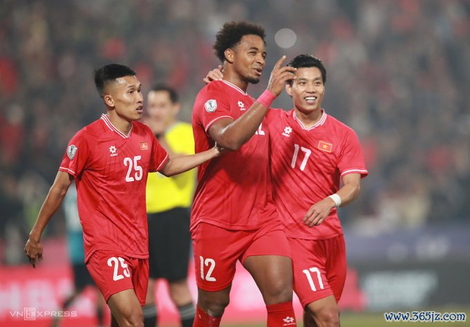 Xuân Son (số 12) ăn mừng sau khi nâng tỷ số lên 2-0 cho Việt Nam ở trận lượt về bán kết ASEAN Cup 2024 gặp Singapore trên sân Việt Trì， Phú Thọ. Ảnh: Hiếu Lương