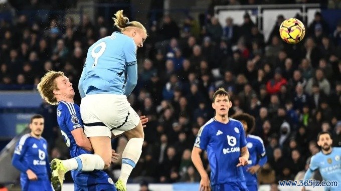 Haaland đánh đầu ghi bàn trong trận Leicester 0-2 Man City tối 29/12. Ảnh: AFP