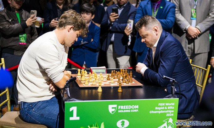 Magnus Carlsen (trái) mặc quần bỏ， đánh cờ biểu diễn tại sự kiện Wall Street Gambit ở New York， Mỹ ngày 29/12/2024. Ảnh: FIDE