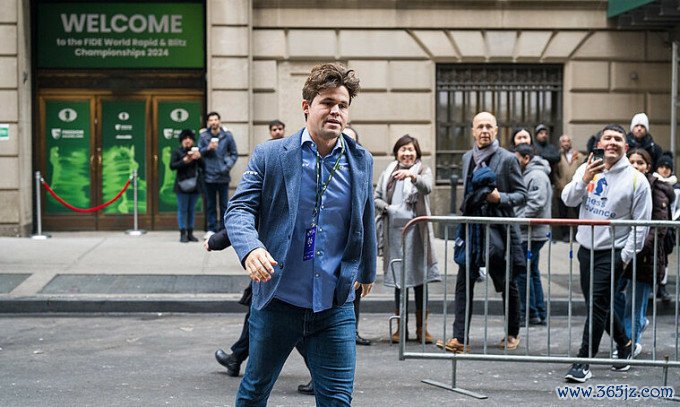 Carlsen mặc quần bò đến đánh giải cờ nhanh thế giới ở Phố Wall， thành phố New York， Mỹ ngày 27/12/2024. Ảnh: FIDE